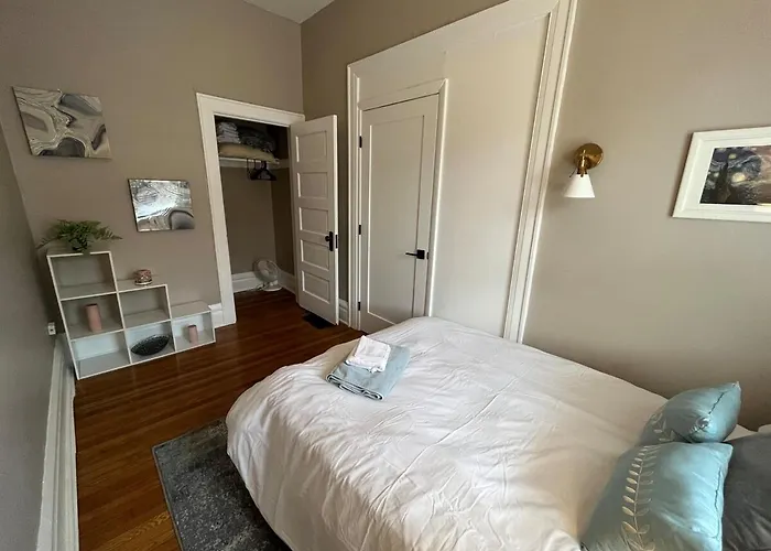 2 Bedroom Totally Renovated And Chic